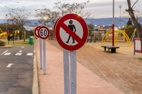 Conducción de entrenamiento para niños. Experiencia educativa de tráfico - área de práctica para niños. Mini carretera de coches, señales de tráfico y semáforo . — Foto de Stock