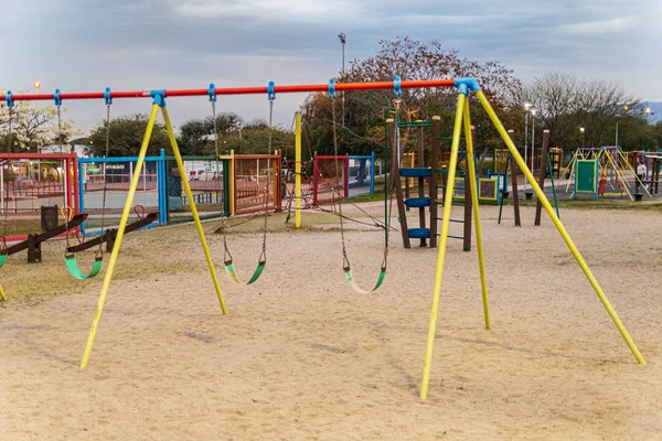 Parque infantil infantil para actividades de ocio y recreación con juguete y slider sobrante en el parque en estilo de color infantil . — Foto de Stock