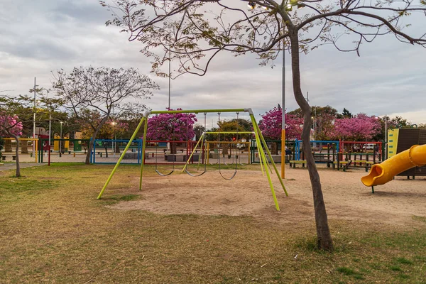 Parque infantil infantil para actividades de ocio y recreación con juguete y slider sobrante en el parque en estilo de color infantil . — Foto de Stock