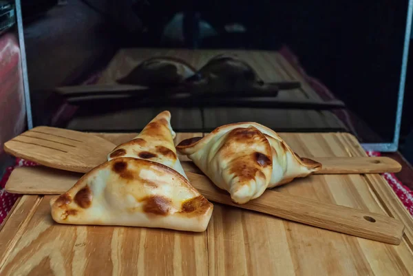 Sfiha, είδος πίτας καταγωγής Συρίας και Λιβάνου που καταναλώνεται ευρέως σε όλο τον κόσμο, σε ρουστίκ ξύλινο τραπέζι. — Φωτογραφία Αρχείου