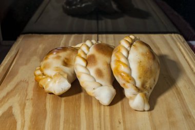 Taze ev yapımı Empanadas ahşap masa (detaylı yakın çekim; seçici odak)