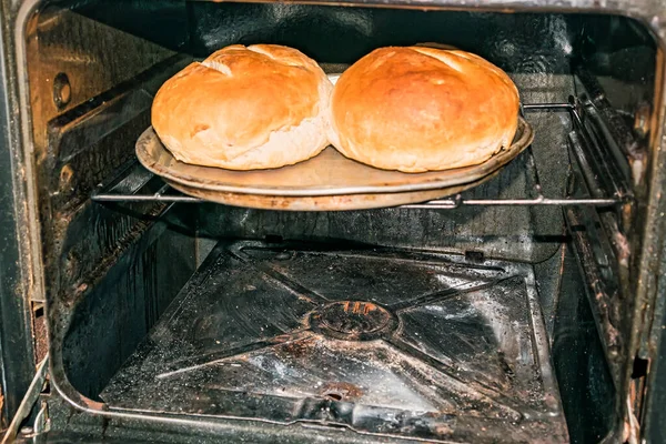 Rond brood van vers gebakken zelfgebakken ambachtelijk zuurdesembrood op snijplank — Stockfoto