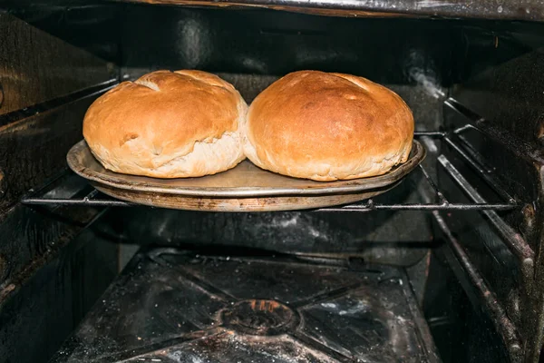 Rond brood van vers gebakken zelfgebakken ambachtelijk zuurdesembrood op snijplank — Stockfoto