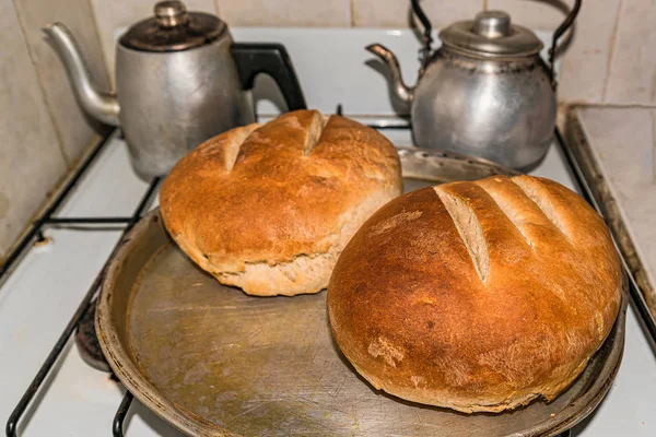Pane rotondo di pane fatto in casa appena sfornato di pasta madre artigianale sul tagliere — Foto Stock