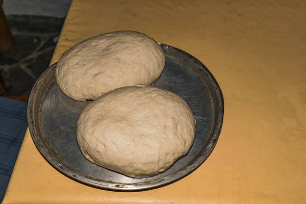 Pan redondo de pan de masa fermentada artesanal recién horneado en la tabla de cortar — Foto de Stock