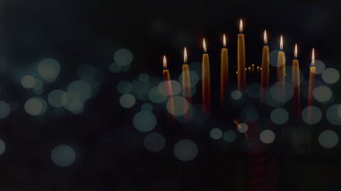 Hanuka kutlamalarında mum yakan Menorah. Yahudi bayramı için sembolik bir mum ışığı. Hanuka 'nın sekizinci ve son gecesi..