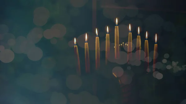Menorah com velas acesas em celebração de Chanukah. Uma vela simbólica acendendo para o feriado judaico de Hanukkah. A oitava e última noite de Hanukkah . — Fotografia de Stock