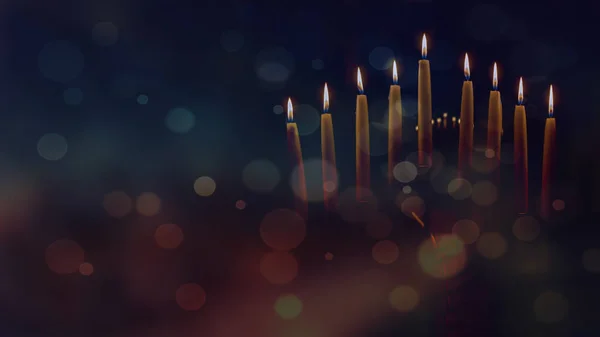 Menorah com velas acesas em celebração de Chanukah. Uma vela simbólica acendendo para o feriado judaico de Hanukkah. A oitava e última noite de Hanukkah . — Fotografia de Stock