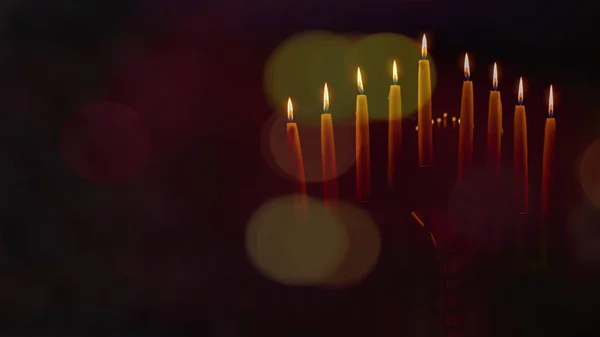 Menorá con velas encendidas en la celebración de Janucá. Una vela simbólica encendida para la fiesta judía de Hanukkah. La octava y última noche de Hanukkah . —  Fotos de Stock