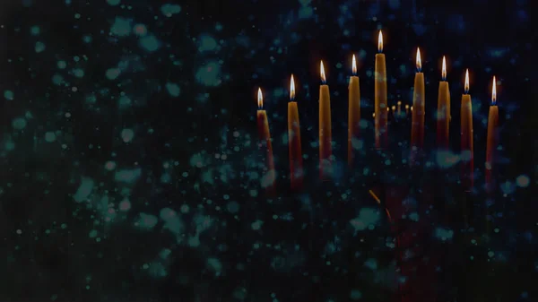 Менора с зажженными свечами в честь Хануки. Символическое зажжение свечей в честь еврейского праздника Хануки. Восьмая и последняя ночь Хануки . — стоковое фото
