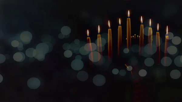 Menorá con velas encendidas en la celebración de Janucá. Una vela simbólica encendida para la fiesta judía de Hanukkah. La octava y última noche de Hanukkah . — Foto de Stock