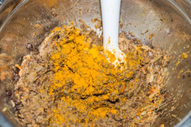 Sağlıklı yiyecekler, diyet, konsept vegan protein kaynağı. Raw of legumes mix (havuç, kırmızı mercimek, biber, patates). Üst görünüm.