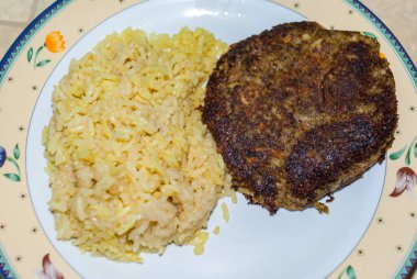 Adım adım vejetaryen hamburgerleri. Sağlıklı yiyecekler, diyet, konsept vegan protein kaynağı. Çiğ baklagil (havuç, kırmızı mercimek, biber, patates). Üst görünüm.