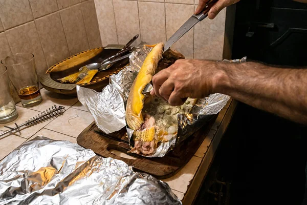 Hausgemachter gegrillter Dorado-Fisch mit in Alufolie gewickeltem Gemüse auf rustikalem Tisch. Ansicht von oben. — Stockfoto