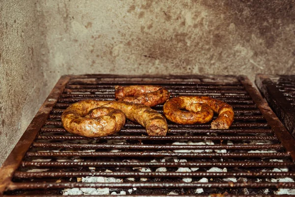 Salsichas caseiras tradicionais carvão grelhado e fogo, cozinha tradicional, Argentina . — Fotografia de Stock
