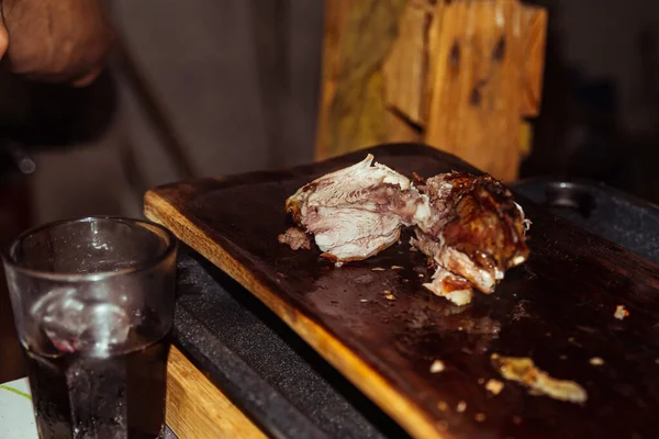 Cerdo tradicional cocinado en la parrilla de carbón. El cerdito está asado entero en una fogata. Cerdo orgánico en la saliva . —  Fotos de Stock