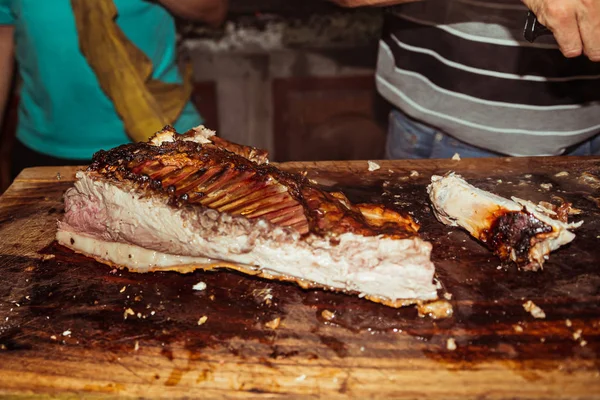 Porco leiteiro tradicional cozinhado na grelha de carvão. O porquinho é assado inteiro em uma fogueira. Porco orgânico na saliva . — Fotografia de Stock