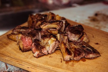 Kızarmış ızgara et pirzolası, dilimlenmiş ete odaklan..