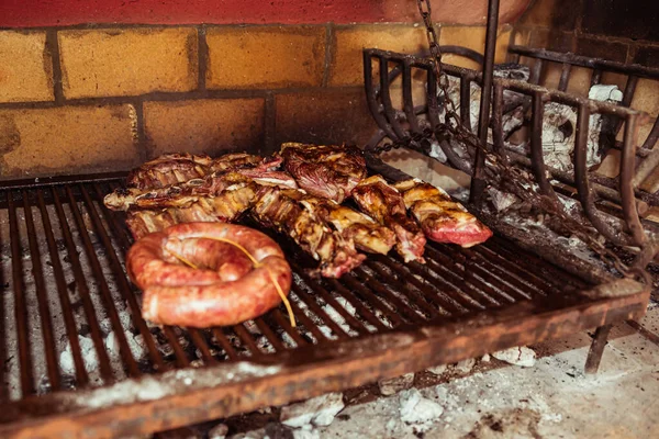 "Parrillada "churrasco argentino fazer em carvão vivo (sem chama), carne de vaca" asado ", pão," Chorizo "e salsicha de sangue" morcilla " — Fotografia de Stock