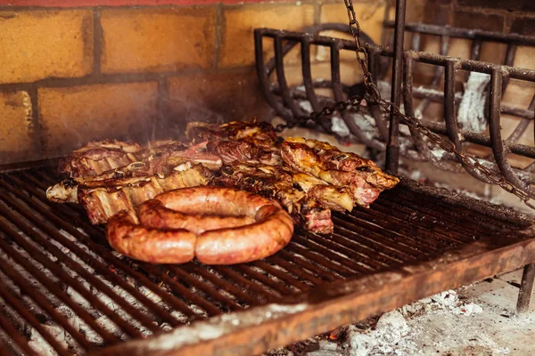 "Parrillada "churrasco argentino fazer em carvão vivo (sem chama), carne de vaca" asado ", pão," Chorizo "e salsicha de sangue" morcilla " — Fotografia de Stock