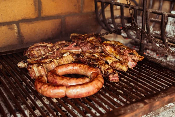 "Parrillada "Argentine barbecue make on live coal (no flame), beef" asado ", bread," Chorizo "and blood sausage" morcilla " — стоковое фото