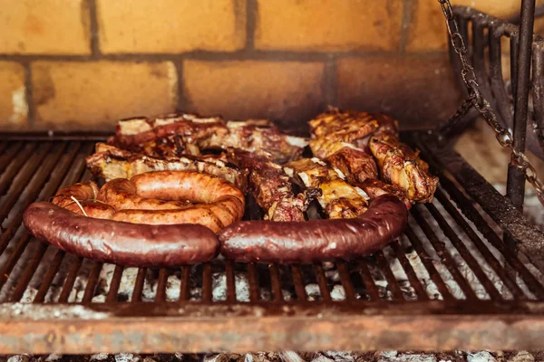 "Parrillada "churrasco argentino fazer em carvão vivo (sem chama), carne de vaca" asado ", pão," Chorizo "e salsicha de sangue" morcilla " — Fotografia de Stock