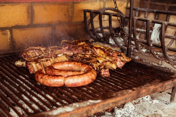 "Parrillada "churrasco argentino fazer em carvão vivo (sem chama), carne de vaca" asado ", pão," Chorizo "e salsicha de sangue" morcilla " Fotos De Bancos De Imagens