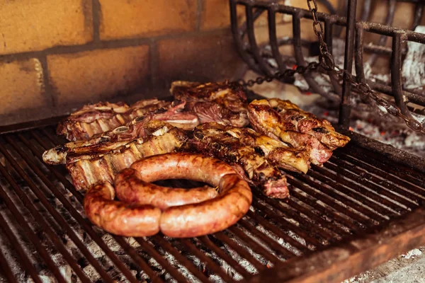 "Parrillada "churrasco argentino fazer em carvão vivo (sem chama), carne de vaca" asado ", pão," Chorizo "e salsicha de sangue" morcilla " Fotos De Bancos De Imagens Sem Royalties