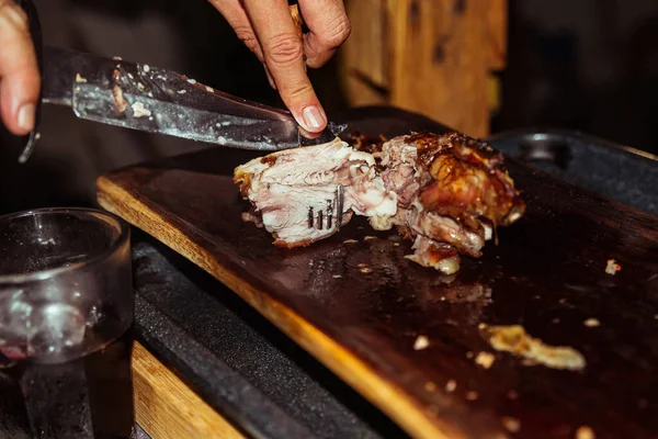 Chef Mão Corta Pedaço Porco Grelhado Bifes Com Faca Porco — Fotografia de Stock