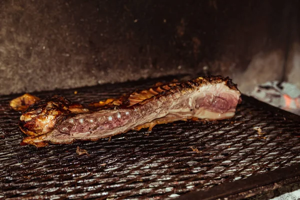 Porco Leiteiro Tradicional Cozinhado Grelha Carvão Porquinho Assado Inteiro Uma — Fotografia de Stock