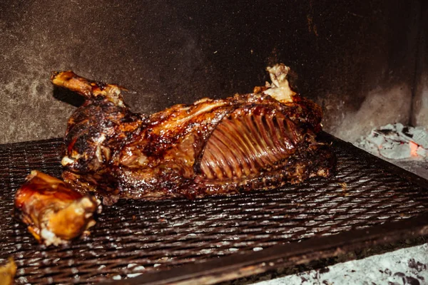Porco Leiteiro Tradicional Cozinhado Grelha Carvão Porquinho Assado Inteiro Uma — Fotografia de Stock