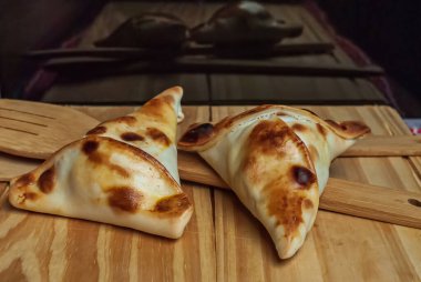 Sfiha, Suriye ve Lübnan kökenli gibi bir turta ve tüm dünyada kırsal ahşap masada yaygın olarak tüketiliyor..