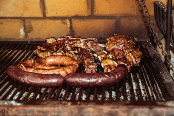 Parrillada Argentine Barbecue Make Live Coal Flame Beef Asado Bread — стоковое фото