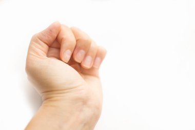 Beyaz arka plandaki kötü manikürden sonra kadın tırnaklarını kapat. Ove.