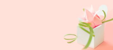 Çiçek bayrağı. Pembe Origami kağıt lalesinin kompozisyonu. Pembe arka planda yeşil kutu kalbi ile süslenmiş. Uzayı kopyala 8 Mart Anneler Günü 'nüz kutlu olsun. Tebrik kartı. DIY kavramı