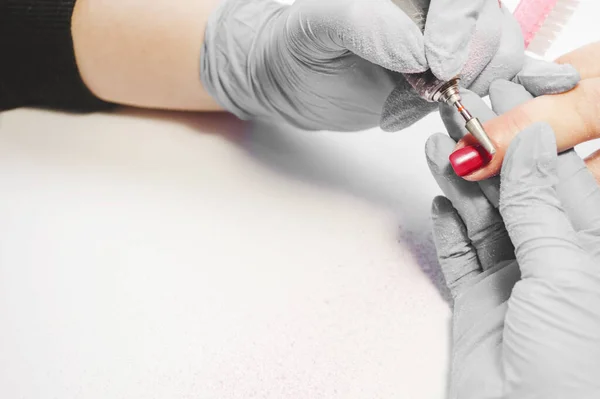 Manicure Beauty Salon Master Grijze Rubberen Handschoenen Verwijdert Rode Gel — Stockfoto