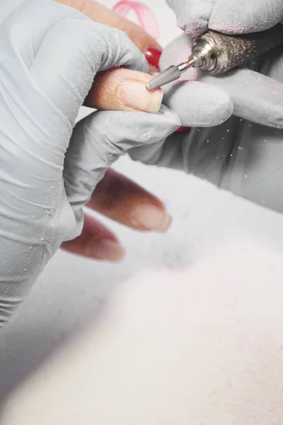 Manicure Beauty Salon Master Grijze Rubberen Handschoenen Verwijdert Rode Gellak — Stockfoto
