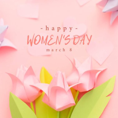 Pembe arka planda, kağıt origami el yapımı, küçük, bulanık kalpli lalelerle mutlu kadınlar günü metni. 8 Mart tebrik kartı. Tatil ve hediye konsepti. Kare biçim