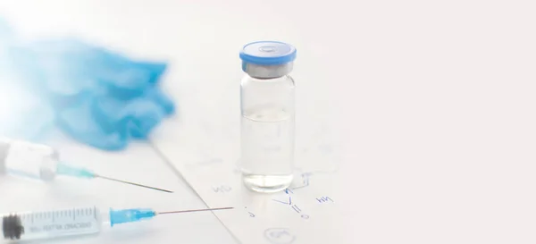 青ゴム手袋 注射器 ライト背景に手書きの化学式を持つ紙とバナー コロナウイルスワクチン開発 2019 Ncv液体薬 解毒剤 スペースのコピー — ストック写真