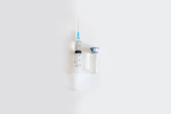 青いカバーとクリア流体と灰色の背景に注射器と薬瓶のトップビュー コロナウイルスワクチン開発 2019 Ncv液体薬 ウイルス解毒剤 コピースペース ヘルスケアの概念 — ストック写真
