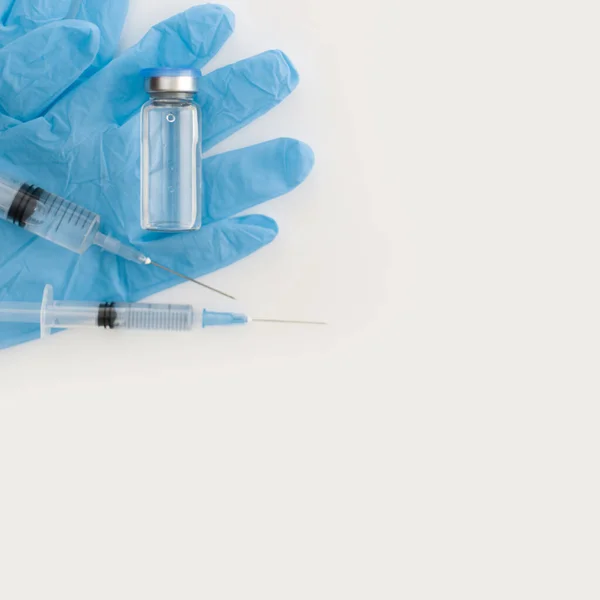 青ゴム手袋 灰色の背景に注射器のトップビュー コロナウイルスワクチン開発 2019 Ncv液体薬 ウイルス解毒剤 コピースペース 健康の概念 — ストック写真