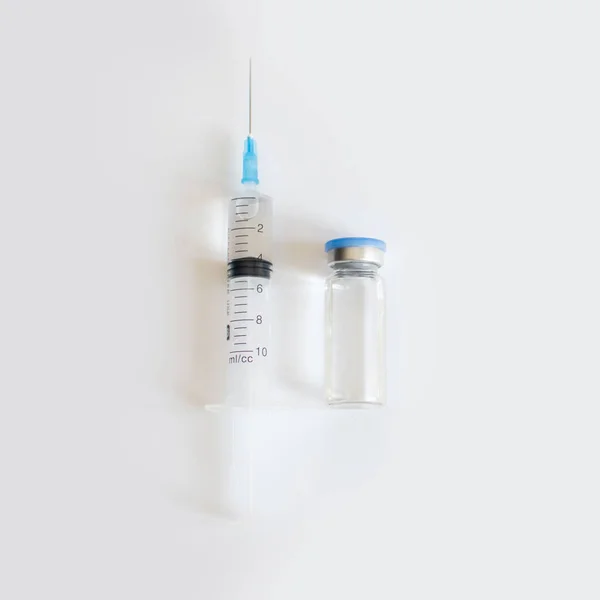 青いカバーとクリア流体と灰色の背景に注射器と薬瓶のトップビュー コロナウイルスワクチン開発 2019 Ncv液体薬 ウイルス解毒剤 コピースペース 健康の概念 — ストック写真