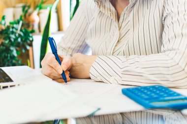 Kapanış konuşması yapan kadın notlar yazıyor. Evde, iş yerinde çalışan bir kadın. Öğretmen uzaktan öğretiyor. Çevrimiçi eğitim ve uzaktan çalışma kavramı. Sosyal mesafeler koronavirüsü veya covid-19 'u korur