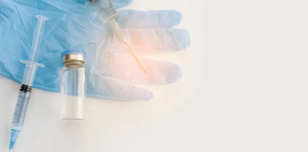 青ゴム手袋 灰色の背景に注射器の上のビューを持つバナー コロナウイルスワクチン開発 2019 Ncv液体薬 ウイルス解毒剤 コピースペース ヘルスケアの概念 — ストック写真