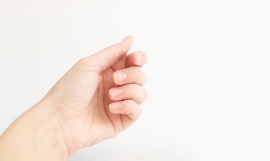 Kapalı kadın eli parmaklarında bir şey tutuyor. Kadın sanal nesneyi saklar. Evde çivi bakımı. Boşluğu kopyala