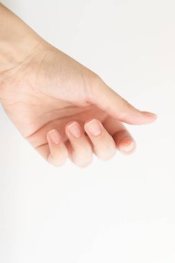 Yumuşak kare şeklinde tırnakları olan kadın eli parmaklarında bir şey tutuyor. Kadın sanal nesneyi saklar. Evde çivi bakımı. Boşluğu kopyala