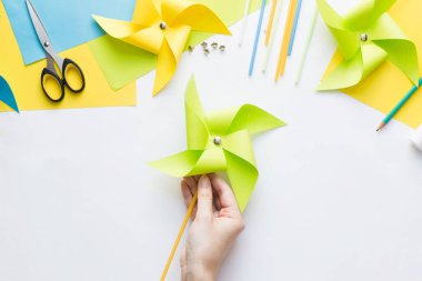 Evde çocuklarla kağıt yeşili yel değirmeni oyuncağı yapmayı. Adım adım talimatlar. Eller DIY yaz projesi yapıyor. Üst Manzara. 12. adım. Hazır oyuncağın tadını çıkar