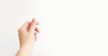 Yumuşak kare şeklinde tırnakları olan kadın eli parmaklarında bir şey tutuyor. Kadın sanal nesneyi saklar. Evde çivi bakımı. Boşluğu kopyala