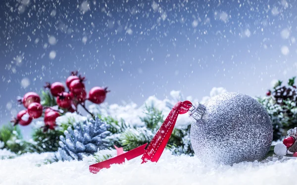 Le palle di Natale suonano le campane. Nastro rosso con testo Buon Natale. Sfondo nevoso astratto e decorazione — Foto Stock