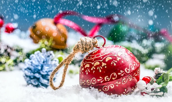 Weihnachtskugeln läuten die Glocken. rotes Band mit Text frohe Weihnachten. Schnee abstrakten Hintergrund und Dekoration — Stockfoto